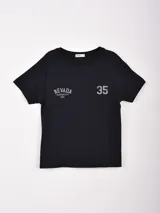 Remera negra de manga corta con cuello redondo y estampado frontal en gris que dice "NEVADA CARSON CITY USA" y el número "35".