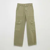 Pantalón tipo cargo de gabardina color verde oliva, con corte recto, bolsillos laterales tipo cargo con solapa y bolsillos frontales amplios.