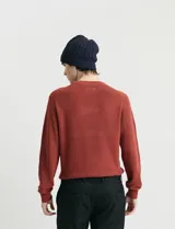 Sweater de punto inglés con escote redondo y mangas largas. Presenta cuello y puños terminados en punto canalé.