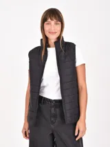 Chaleco puffer negro con cuello alto y cierre frontal.
