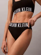 Bombacha de talle alto Calvin Klein modelo Intense Power, confeccionada en microfibra elástica. Presenta un diseño de pierna alta con la icónica cinturilla elástica con el logo de la marca en contraste.