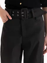 Pantalón Oslo de microfibra liviana color negro, de silueta amplia y tiro alto con cinturón incorporado con hebilla cuadrada y ojalillos metálicos.