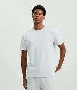 Remera deportiva de manga corta y cuello redondo, confeccionada con tecnología Dry para mayor transpirabilidad y control de la humedad. Presenta un diseño minimalista y moderno con acabado satinado.