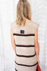 Vestido midi tejido en hilo de algodón, sin mangas y con escote redondo. Presenta un diseño de rayas horizontales en tonos beige, azul y rojo.