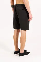 Bermuda Billabong de tipo jogger walk washed, color negro, con cintura elástica con cordón ajustable y bolsillos laterales.