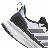 Championes de running Adidas Ultrarun 5, diseñados para terrenos irregulares. Presentan un exterior blanco con refuerzos en gris oscuro, detalles en naranja neón y suela con tecnología Adiwear para mayor agarre. Incluyen mediasuela Bounce 2.0 para amortiguación y elementos reflectantes.