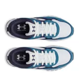 Championes Under Armour modelo Mirage Sport, con diseño deportivo en combinación de colores blanco, azul y azul marino. Presentan paneles de gamuza y malla, con el logo de la marca en el lateral y la lengüeta, y suela de goma blanca con base negra.