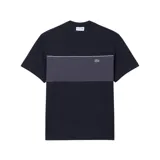 Remera Lacoste de manga corta y cuello redondo, color azul marino con una franja horizontal gris en el pecho y el logo del cocodrilo bordado.