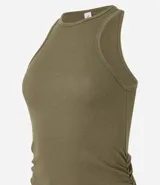 Musculosa negra de rib con escote halter y corte ajustado.
