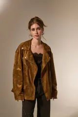 Chaqueta tipo biker de gamuza sintética negra, con cuello solapa, cierre frontal asimétrico y bolsillos con cierre.