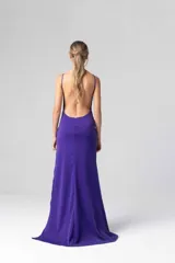 Vestido largo de fiesta color violeta, con escote halter con abertura en el pecho y tajo lateral en la pierna.