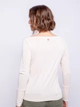 Remera negra de manga larga con escote recto.