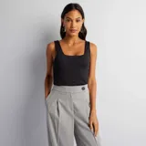 Camiseta negra de cuello cuadrado y breteles anchos.