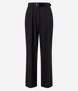 Pantalón sastre estilo pantalona gris oscuro con raya diplomática, de tiro medio con pinzas frontales, corte amplio y pinzas en la cintura. Incluye pasadores y cinturón.
