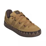 Championes Adidas modelo Adimatic, color marrón tostado con detalles en marrón oscuro. Presentan un diseño robusto de estilo skate con suela de goma dentada y las icónicas tres bandas laterales anchas.