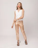 Musculosa blanca de lino con escote en V y detalle drapeado en el centro.