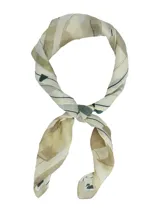 Pañuelo hecho a mano elaborado con 100% seda natural, diseñado exclusivamente por RKF, con estampado multicolor en tonos beige y verde.