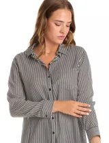 Camisa de manga larga marca Grand & Greene, con estampado de rayas verticales en blanco y negro. Presenta cuello con solapa, cierre frontal con botones y un bolsillo aplicado en el pecho.