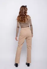 Pantalón de vestir negro, de corte recto, con bolsillos delanteros, botón y cierre a tono.