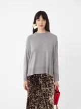 Sweater gris de punto fino extra suave, con cuello redondo y manga larga.