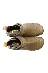 Bota baja estilo botín de cuero color rojo, con hebilla dorada y elástico negro.