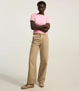 Blusa básica de cuello redondo y manga corta con detalle de dobladillo, confeccionada en tejido de viscosa con elastano.