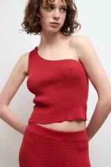 Top asimétrico rojo de tejido de punto, con un solo tirante ancho.