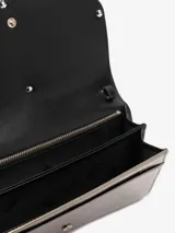 Cartera Diesel tipo sobre, color dorado metalizado, con logo ovalado en relieve. Incluye correa desmontable para usar como bandolera.