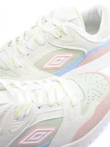 Championes urbanos Umbro modelo Shoots Lady, con diseño de paneles en colores pastel que combinan blanco, rosa, celeste y verde menta. Presentan el logo de la marca en el lateral y una suela de goma blanca.
