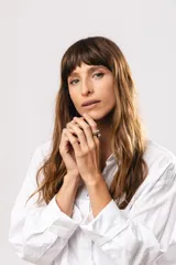 Anillo de plata 925 con dublé de oro y circonias azules.