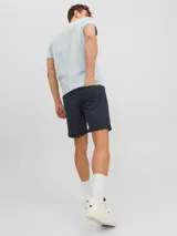 Short chino de jean regular fit color azul marino con efecto lavado, de diseño clásico y versátil con botamanga revirada.