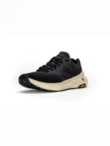 Championes de running Brandblack Specter, color negro, con capellada de malla y superposiciones de gamuza, entresuela de espuma Jetlon y suela Vibram.