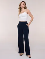Pantalón wide leg plisado color verde, de tiro alto con pretina ancha elastizada y bolsillos laterales.