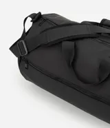 Bolso deportivo cilíndrico de poliéster color negro, con amplio espacio interior, cierre superior con cremallera, asas de mano reforzadas, asa transversal regulable y desmontable, bolsillo frontal con cremallera y bolsillo lateral de malla.