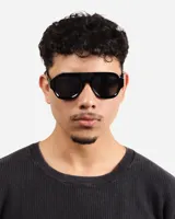 Lentes de sol negros con forma aviador y protección UV400.