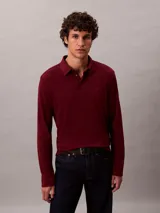 Chomba de manga larga Calvin Klein confeccionada en algodón supima, con cuello polo, cartera con botones y logo CK bordado en el pecho.
