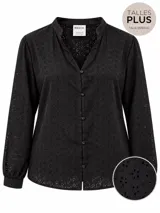 Camisa de broderie negra con cuello en V, manga larga y cierre frontal con botones.