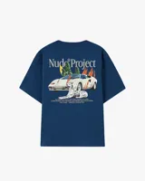 Remera azul marino de manga corta de la marca Nude Project, con cuello redondo y diseño gráfico en la espalda que incluye un auto deportivo en llamas, un perro dálmata y texto descriptivo.