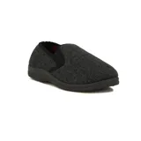 Pantuflas cerradas para hombre, color gris oscuro con interior rojo y suela negra de goma.