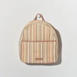 Mochila pequeña con estampado a rayas verticales en tonos beige, marrón y gris. Tiene detalles en cuero sintético color marrón claro, un bolsillo frontal y correa de mano.