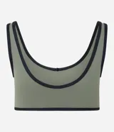 Top deportivo de microfibra color verde oliva con detalles de bies en color negro en el escote, sisas y ruedo. Presenta escote en V, copas internas y diseño sin mangas para mayor libertad de movimiento.