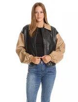 Chaqueta bomber de eco cuero color verde oliva, con cuello tipo solapa, cierre frontal metálico, bolsillos laterales y puños elásticos.