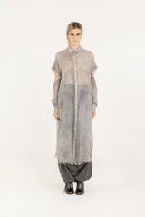 Camisa larga o vestido camisero de viscosa y seda, color gris con efecto teñido en frío, de tejido semitransparente, cuello clásico, mangas largas desmontables y cierre frontal con botones.