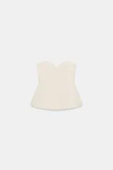 Top strapless de escote corazón, con diseño entallado y corte estructurado.