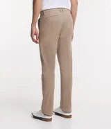 Pantalón de corte slim confeccionado en tejido de sarga de algodón con un toque de elastano. Presenta cierre de botón y cremallera, trabillas en la cintura y bolsillos laterales y traseros.