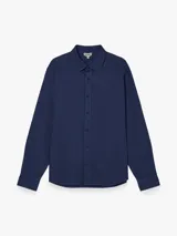 Camisa de manga larga azul de algodón pesado, con cuello camisero, cierre frontal con botones y corte recto.