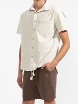 Short de hombre confeccionado en lino premium, con cintura elástica y cordón de ajuste. Presenta un diseño de corte relajado con bolsillos laterales y traseros.