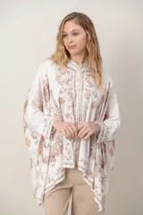 Camisa de seda modelo pañuelo, de color amarillo con estampado estilo mandala y flores, cuello redondo y cierre frontal con botones.