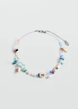 Collar corto con cadena plateada y cuentas de cristal de colores pastel. Incluye dijes de conchas marinas y piedras de colores.