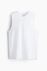 Musculosa deportiva de corte regular, confeccionada en tejido funcional DryMove que absorbe el sudor. Presenta cuello redondo acanalado, sisas amplias y bajo recto con aberturas laterales.